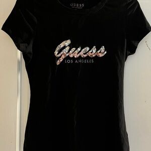 Used in great/ like new condition ‘GUESS’ T shirt 

Size : Medium